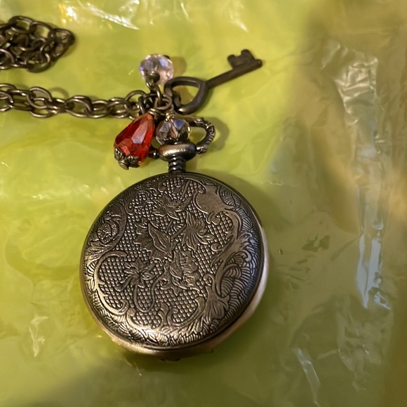 VINTAGE CLOCK LONG NECKLACE. - Picture 4 of 7